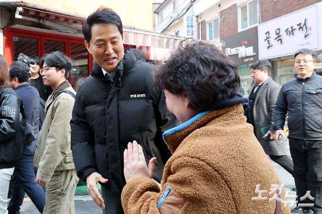 오세훈 서울시장이 9일 서울 동대문구 휘경동 일대에서 전·월세 청년 주거난 관련 현장 방문 중 한 시민과 인사하고 있다. 박종민 기자
