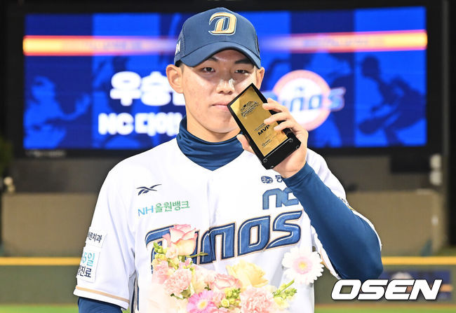 [OSEN=울산, 이석우 기자] NC 다이노스가 1일 울산 문수야구장에서 열린 2025 울산-KBO Fall League 결승 경기에서 우승을 차지했다.  NC 다이노스는 롯데 자이언츠 12-1로 승리했다. NC 다이노스 신재인이 MVP를 수상하고 포즈를 취하고 있다. 2025.11.01 / foto0307@osen.co.kr