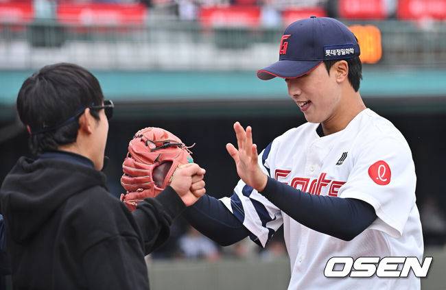 [OSEN=부산, 이석우 기자] 12일 부산 사직야구장에서 2026 신한 SOL KBO 리그 롯데 자이언츠와 KT 위즈의 시범경기가 열렸다. 이날 부산 사직과 이천, 대전, 광주, 마산 5개구장에서 막을 올렸다.롯데 자이언츠 박정민이 8회초 수비를 무실점으로 막고 하이파이브를 하고 있다. 2026.03.12 / foto0307@osen.co.kr
