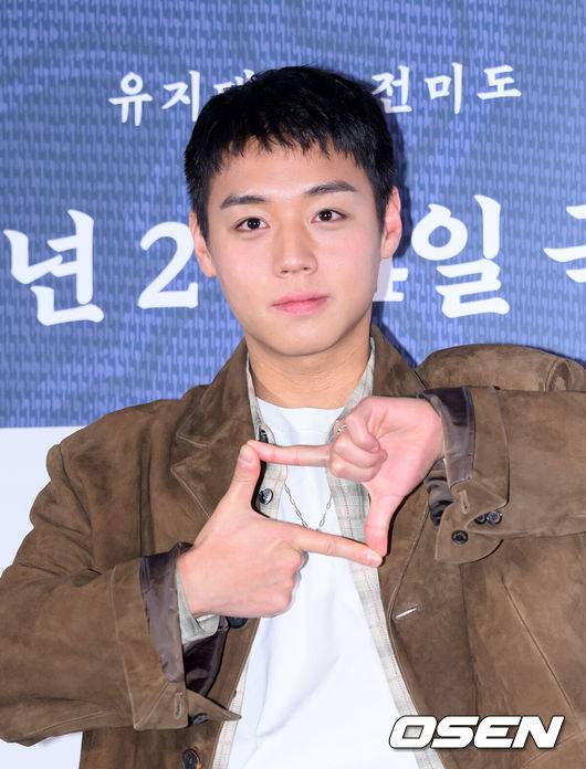 [OSEN=이대선 기자] 21일 오후 서울 강남구 메가박스 코엑스에서 영화 ‘왕과 사는 남자’ 언론시사회가 열렸다.'왕과 사는 남자'는 1457년 청령포, 마을의 부흥을 위해 유배지를 자처한 촌장과 왕위에서 쫓겨나 유배된 어린 선왕의 사연을 그린 작품으로 2월 4일 개봉한다.배우 박지훈이 포토타임을 가지고 있다. 2026.01.21 /sunday@osen.co.kr