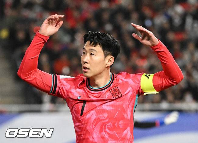 [OSEN=수원, 이대선 기자] 홍명보호가 이번에도 승리하지 못했다. 요르단과 아쉬운 무승부를 거두면서 3경기 연속 승점 1점을 추가하는 데&nbsp;만족해야 했다.홍명보 감독이&nbsp;이끄는 대한민국 축구대표팀은 25일 오후 8시 수원월드컵경기장에서 열린 2026 국제축구연맹(FIFA) 북중미 월드컵 아시아지역 3차 예선 B조 8차전에서 요르단과 1-1로 비겼다.전반 한국 손흥민이 코너킥을 차러 가며 팬들의 환호를 이끌고 있다. 2025.03.25 /sunday@osen.co.kr