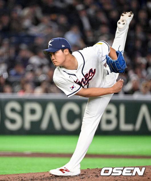 [OSEN=도쿄(일본), 손용호 기자] 5일 일본 도쿄돔에서 월드베이스볼클래식(WBC) 조별리그 C조 한국과 체코의 경기가&nbsp;열렸다.한국은 소형준, 체코는 다니엘 파디샥을 선발투수로 내세웠다.2006년 4강, 2009년 준우승을 차지한 경험이 있는 한국은 이후 3개 대회(2013년, 2017년, 2023년)에서 모두 8강 토너먼트 진출에 실패했다. 이번 대회에서는 17년 만에 본선 토너먼트 진출을 노린다.5회초 한국 정우주가 역투하고 있다. 2026.03.05&nbsp;/spjj@osen.co.kr