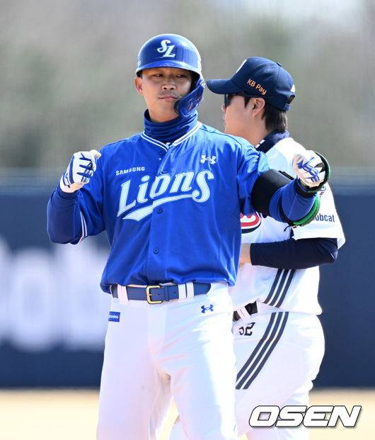 [OSEN=이천, 이대선 기자] 14일 경기도 이천 베어스파크에서 ‘2026 신한 SOL KBO리그’ 시범경기 두산 베어스와 삼성 라이온즈의 경기가 열렸다.두산은 이영하, 삼성은 장찬희를 선발 투수로 내세웠다.3회초 2사 2,3루에서 삼성 전병우가 중전 2타점 적시타를 치고 환호하고 있다. 2026.03.14 /sunday@osen.co.kr