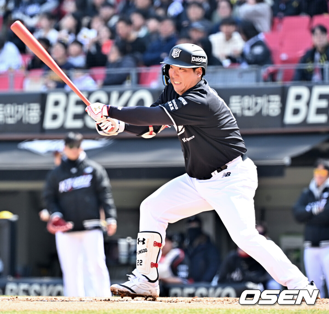 [OSEN=광주, 민경훈 기자] 14일 광주기아챔피언스필드에서 2026 신한 SOL KBO리그 시범경기 KIA 타이거즈와 KT 위즈의 경기가 열렸다.시범경기는 12일부터 오는 24일까지 진행되며, 각 팀이 12경기씩 치러 총 60경기가 펼쳐진다.2회초 2사 주자 2루 KT 김현수 좌익수 왼쪽 1타점 적시 2루타를 때리고 있다. 2026.03.14 / rumi@osen.co.kr