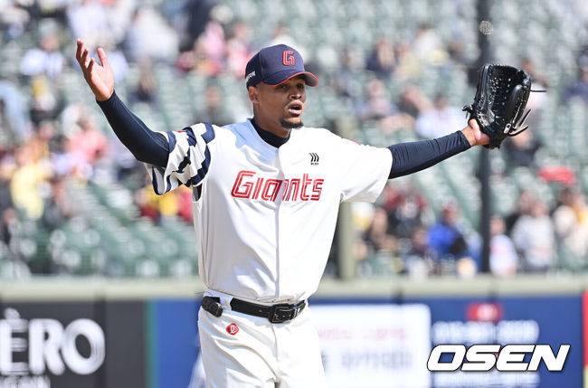 [OSEN=부산, 이석우 기자] 14일 부산 사직야구장에서 2026 신한 SOL KBO 리그 롯데 자이언츠와 LG 트윈스의 시범경기가 열렸다. 홈팀 롯데는 로드리게스가, 방문팀 LG는 임찬규가 선발 출전했다.롯데 자이언츠 선발 투수 로드리게스가 3회초 2사 LG 트윈스 오스틴의 타구가 파울이라며 당황해 하고 있다. 2026.03.14 / foto0307@osen.co.kr