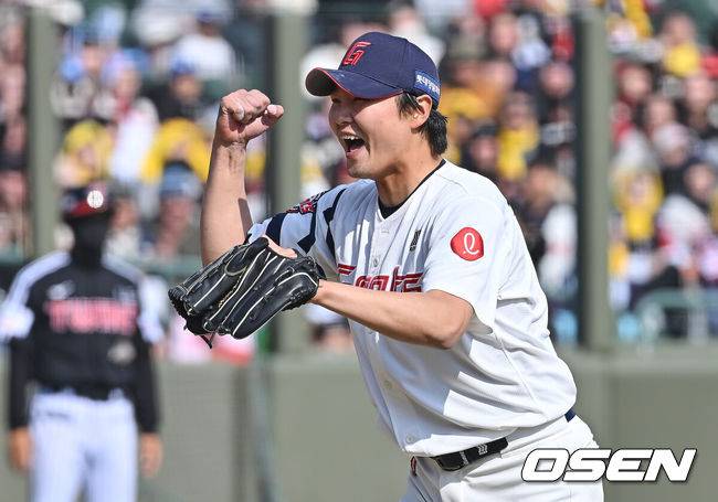 [OSEN=부산, 이석우 기자] 14일 부산 사직야구장에서 2026 신한 SOL KBO 리그 롯데 자이언츠와 LG 트윈스의 시범경기가 열렸다. 홈팀 롯데는 로드리게스가, 방문팀 LG는 임찬규가 선발 출전했다.롯데 자이언츠 정철원이 7회초 1사 만루 LG 트윈스 김성진을 3루수 병살타롤 잡고 환호하고 있다. 2026.03.14 / foto0307@osen.co.kr