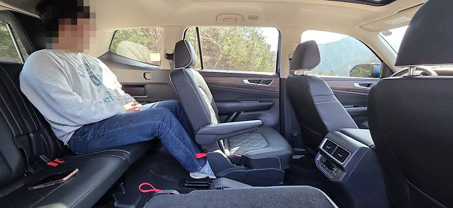 키 183cm인 성인 남성이 아틀라스 3열에 앉아 있다.&nbsp;사진=이동준 기자