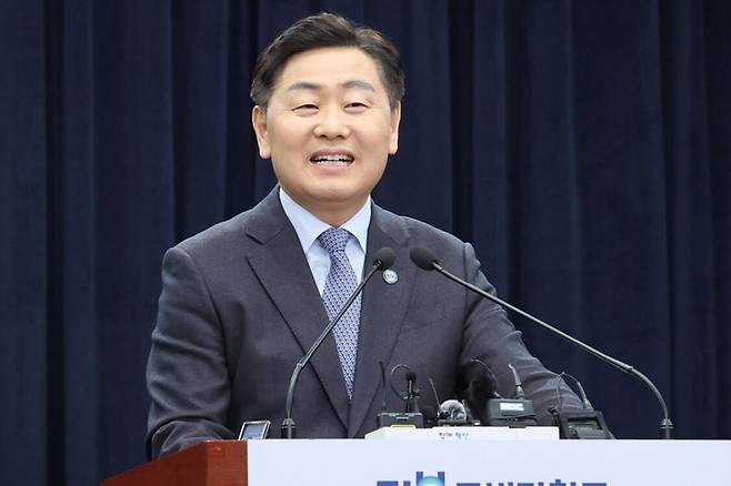 김관영 전북도지사가 13일 브리핑룸에서 에코프라임마린퍼시픽과 HD현대중공업간 '군산조선소 자산양수도를 위한 합의각서' 체결에 대해 환영 입장을 밝히고 있다. 전북도 제공