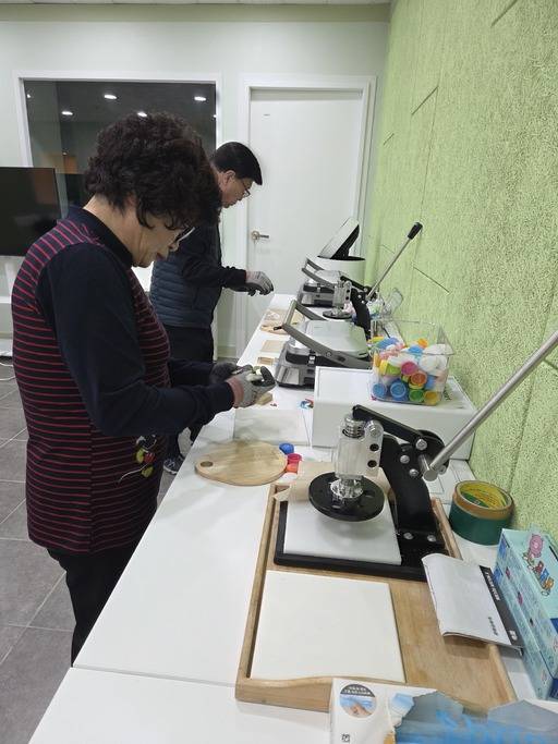 충남 천안시 시니어클럽 공동체사업단이 운영하는 시니어카페 ‘남산의 봄’에서 ‘두바이 쫀득 쿠키’를 만들고 있는 한 시니어. 천안시 제공