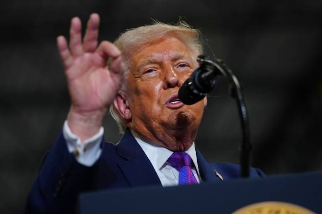 도널드 트럼프 미국 대통령이 11일(현지시간) 켄터키주 히브론에 있는 버스트 로지스틱스에서 연설하고 있다. AP 연합뉴스