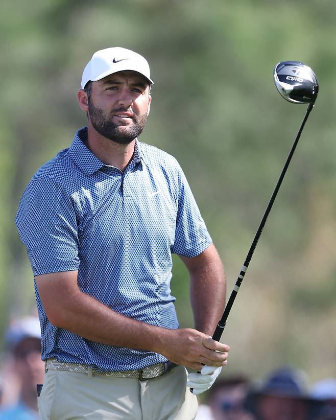 티샷 후 공을 확인하고 있는 셰플러. 사진 제공=AFP연합뉴스