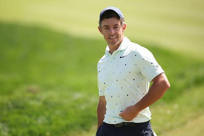 퍼팅을 마치고 이동하고 있는 매킬로이. 사진 제공=AFP연합뉴스