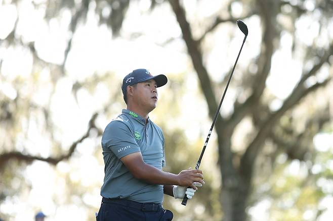 티샷을 마친 뒤 공을 바라보고 있는 김시우. 사진 제공=AFP연합뉴스