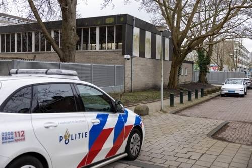 14일(현지 시간) 폭발이 일어난 암스테르담의 유대인 학교 현장.  EPA연합뉴스