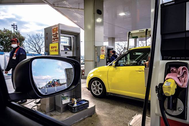 3월10일 일본 도쿄의 한 주유소에서 일본 시민들이 주유를 하고 있다. ⓒAFP 연합