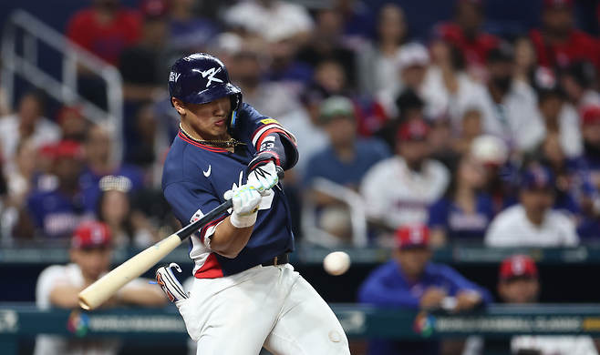 WBC 대표팀 안현민이 14일(한국시간) 미국 마이애미 론디포파크에서 열린 8강 도미니카공화국전 4회초 2루타를 때리고 있다. 연합뉴스