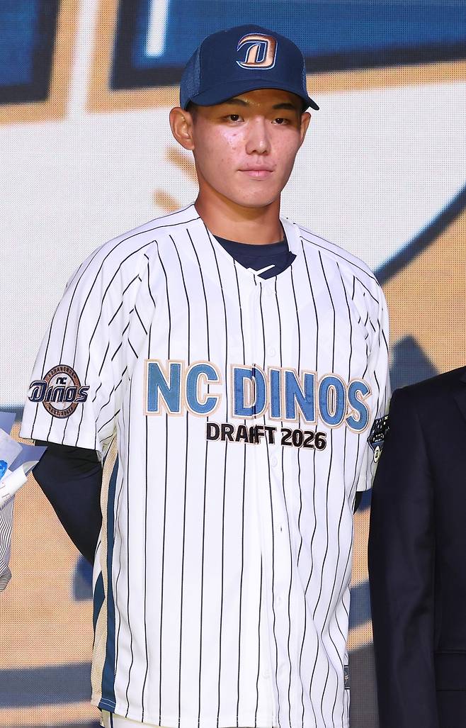 지난해 9월17일 서울 송파구 롯데호텔 월드에서 열린 2026 KBO 신인 드래프트에서 NC 다이노스에 1라운드 2순위 지명을 받은 유신고 내야수 신재인이 포즈를 취하고 있다. 연합뉴스