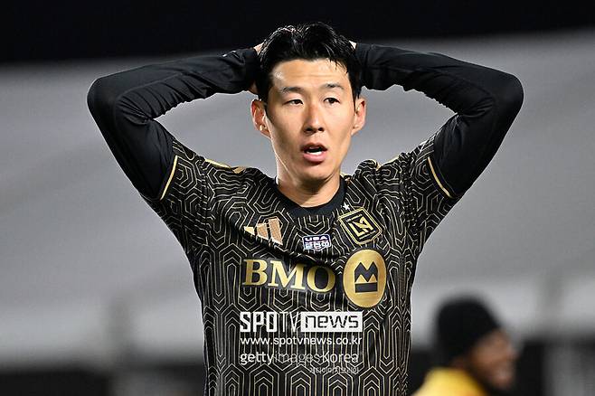 ▲ 공식전 5경기 연속 무득점이다. 지난해 후반기만 뛰고도 두 자릿수 넘는 득점을 뽑아냈던 손흥민이기에 새 시즌만 시작하면 골 러시를 펼칠 것만 같았다. 그런데 1골 7도움으로 공격포인트는 훌륭하나, 골잡이로서의 득점은 다소 부족하다.