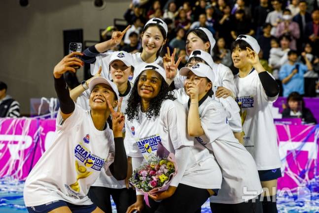 13일 인천 부평구 인천삼산월드체육관에서 열린 2025-2026 프로배구 V리그 여자부 정규리그 시상식에서 우승을 차지한 한국도로공사 모마 등 선수들이 기념촬영을 하고 있다. /사진=뉴시스