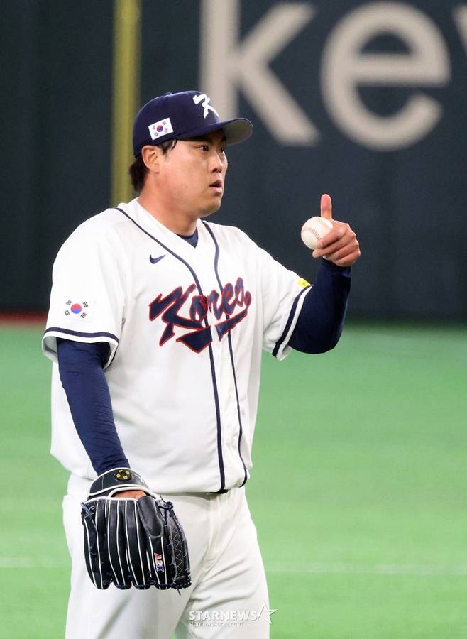 한국 선발투수 류현진이 8일 도쿄돔에서 열린 2026 WBC 도쿄POOL 대한민국과 대만 경기 2회초 수비에서 2사 1,2루 위기를 맞자 김광삼 투수코치가 마운드에 오르고 있다.  2026.03.08. /사진=강영조 선임기자