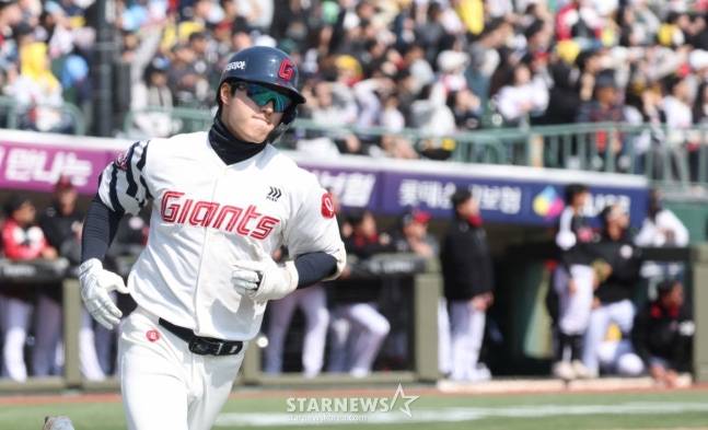 2026 신한 SOL Bank KBO리그 시범경기 롯데 자이언츠 대 LG 트윈스 경기가 14일 부산 사직야구장에서 열렸다. 롯데 한태양이 3회말 2사 2루에서 동점 좌월 2점 홈런을 날리고 다이아몬드를 돌고 있다. /사진=김진경 대기자