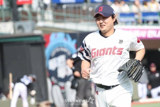 2026 신한 SOL Bank KBO리그 시범경기 롯데 자이언츠 대 LG 트윈스 경기가 14일 부산 사직야구장에서 열렸다.  롯데 정철원이 7회초 실점 위기를 넘긴 후 더그아웃으로 향하고 있다. /사진=김진경 대기자