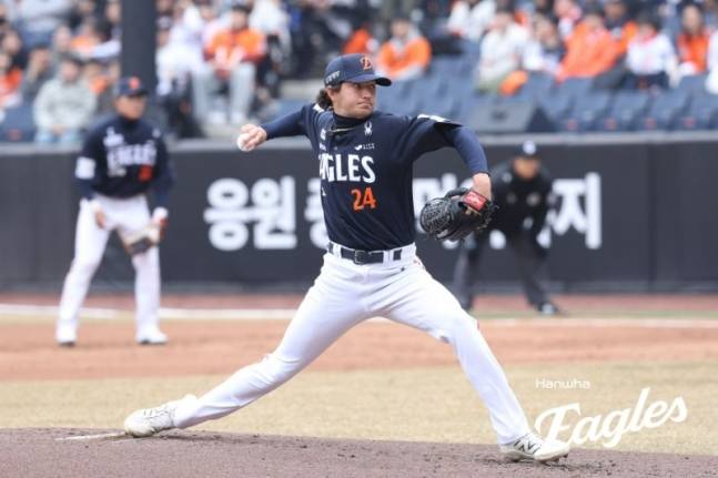 한화 이글스 오웬 화이트가 SSG 랜더스와 시범경기에 선발 등판해 투구를 펼치고 있다. /사진=한화 이글스 제공