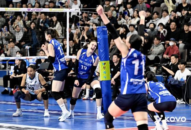 IBK기업은행이 14일 화성 실내종합체육관에서 열린 진에어 2025~2026 V리그 여자부 정규리그 6라운드 홈경기에서 GS칼텍스에 승리하고 기뻐하고 있다. /사진=한국배구연맹 제공