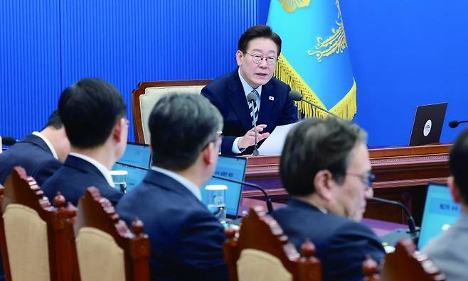 국민소득 정체의 근본 원인은 고착화하는 저성장 구조에 있다. 민관정이 지혜를 모아 혁신경제 틀을 짜야 할 때다.[사진 | 연합뉴스]
