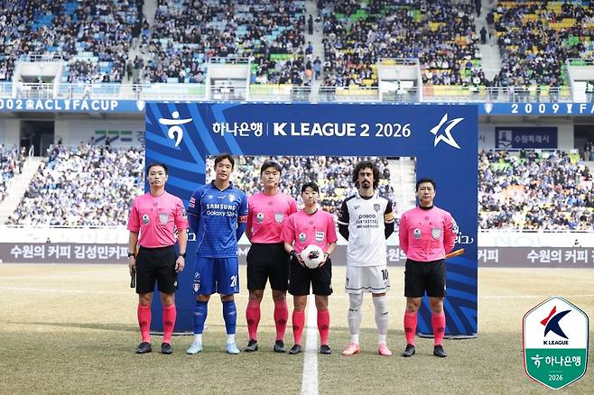 이정효 감독이 이끄는 수원삼성은 14일 수원월드컵경기장에서 열린 하나은행 K리그2 2026 3라운드 홈 경기에서 전남 드래곤즈를 전반 34분 정호연의 선제골과 후반 26분 헤이스의 추가골에 힘입어 2-0으로 격파했다. 2026시즌을 앞두고 수원에 영입된 정호연과 헤이스는 나란히 골을 터트리면서 수원 데뷔골을 기록했다. 더불어 벤치 명단에 포함된 고승범도 후반전 교체로 나오면서 2023시즌 이후 3시즌 만에 수원 복귀전을 가졌다. 이날 전남을 완파하면서 수원은 2026시즌 개막 후 3연승을 달렸다. 한국프로축구연맹 제공