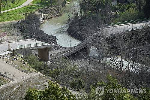 이스라엘군에 의해 폭파된 레바논 남부 리타니강의 즈라리에 다리 [로이터 연합뉴스]