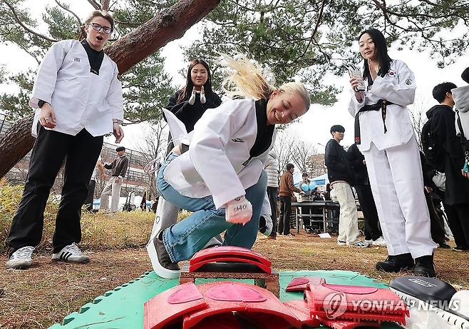 태권도 동아리 체험하는 외국인 유학생 (수원=연합뉴스) 홍기원 기자 = 4일 경기도 수원시 아주대학교에서 열린 동아리 박람회에서 외국인 유학생이 태권도 동아리 체험을 하고 있다. 2026.3.4 xanadu@yna.co.kr