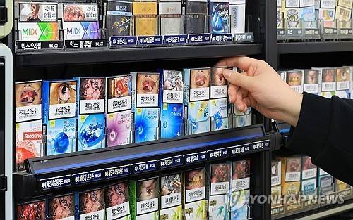 편의점 판매대에 진열된 담배들 [연합뉴스 자료 사진. 재판매 및 DB 금지]