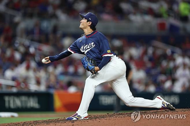 역투하는 고영표 (마이애미=연합뉴스) 윤동진 기자 = 13일(현지시간) 미국 플로리다주 마이애미 론디포파크에서 열린 월드베이스볼클래식(WBC) 대한민국 대 도미니카공화국 준준결승전. 4회말 2사 한국 고영표가 역투하고 있다. 2026.3.14 mon@yna.co.kr