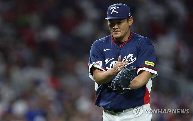 추가 실점 막은 노경은 (마이애미=연합뉴스) 윤동진 기자 = 13일(현지시간) 미국 플로리다주 마이애미 론디포파크에서 열린 월드베이스볼클래식(WBC) 대한민국 대 도미니카공화국 준준결승전. 추가 실점을 막으며 2회말을 마무리한 한국 노경은이 손뼉을 치고 있다. 2026.3.14 mon@yna.co.kr