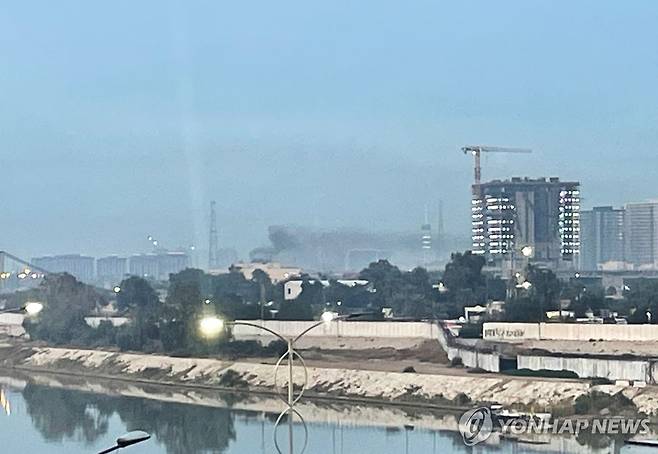 이라크 주재 미국 대사관에서 피어오르는 검은 연기 [AFP=연합뉴스]