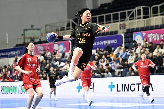 14일 대구시청 전에서 슛을 던지는 부산시설공단 연은영 [한국핸드볼연맹 제공. 재판매 및 DB 금지]