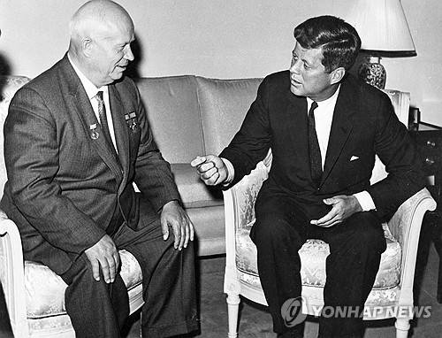1961년 미소 정상회담을 하는 존 F. 케네디 대통령(오른쪽)과 흐루쇼프 소련 공산당 서기장 [로이터 연합뉴스 자료사진. 재판매 및 DB 금지]