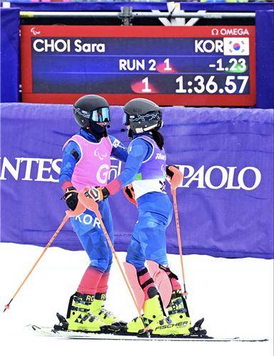 최사라와 어은미 가이드 [대한장애인체육회 제공. 재판매 및 DB 금지]