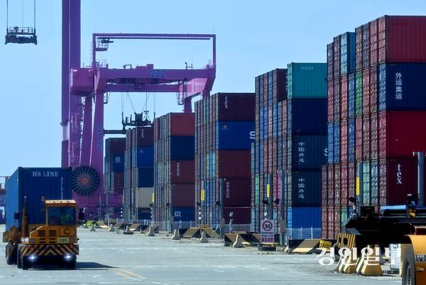 인천항에 위험물을 처리할 수 있는 인프라가 부족해 반도체 공정에서 사용되는 각종 소재가 인천항이 아닌 다른 항만에서 처리되고 있는 것으로 나타났다. 사진은 하역 작업을 진행 중인 인천 신항 컨테이너 터미널 전경. /경인일보DB