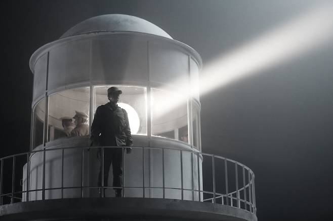 ▲ 인천으로 향하는 길을 밝히기 위해 팔미도 등대를 탈환하는 임무를 수행한 켈로부대 인천지역 대장 서진철이 등대 불을 켠 뒤 경례를 하고 있는 장면. /사진제공=인천영상위원회