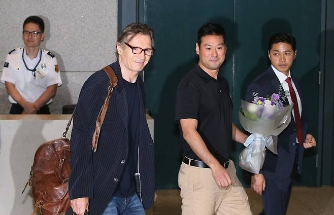 ▲ 지난 2016년 영화 〈인천상륙작전〉의 개봉일을 앞두고 맥아더 장군 역을 맡았던 리암 니슨(Liam Neeson)이 인천공항에서 카메라를 향해 웃음을 짓고 있는 모습이다. /양진수 기자 photosmith@incheonilbo.com