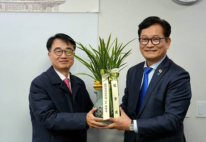 ▲ 송영길 전 민주당 대표가 국회의원 비례대표를 승계한 김준환 의원을 찾아 축하 화분을 전달했다. /사진제공=송 전 대표 페이스북 갈무리