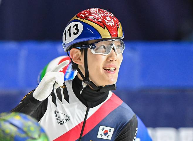 15일 캐나다 몬트리올의 모리스 리처드 아레나에서 열린 2026 국제빙상연맹(ISU) 쇼트트랙 세계선수권대회 남자 1천500m 결승에서 역전 우승을 차지한 임종언(고양시청)이 기록을 확인하고 있다.