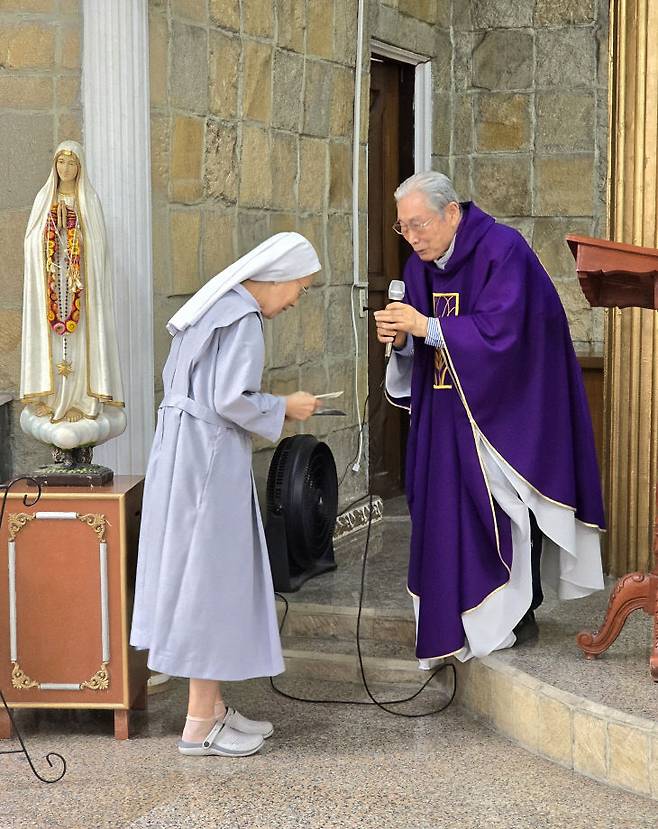 김정수 바르나바 신부가 요세피나 원장 수녀에게 기부금을 전달하고 있다.