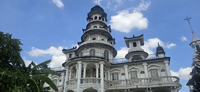 롤롬보이의 7층탑 전경