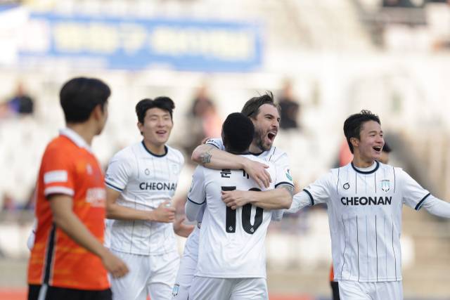 천안시티FC 라마스가 15일 치러진 화성FC와의 경기에서 득점에 성공한 뒤 세리머니를 하고 있다. 한국프로축구연맹 제공.