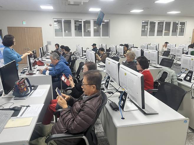 광주광역시 남구는 디지털 취약계층 주민을 대상으로 실생활에 도움이 되는 스마트폰 활용법을 배우는 '세대공감 스마트폰 소통 강좌'를 무료로 운영한다. /남구 제공