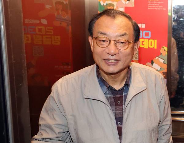 국민의힘 이정현 공천관리위원장이 15일 서울 영등포구 국민의힘 당사에서 열린 비공개 공관위 회의에 참석하기 위해 입장하며 웃음짓고 있다. 이 위원장은 지난 13일 위원장직에서 물러났다가 이날 복귀했다. 연합뉴스