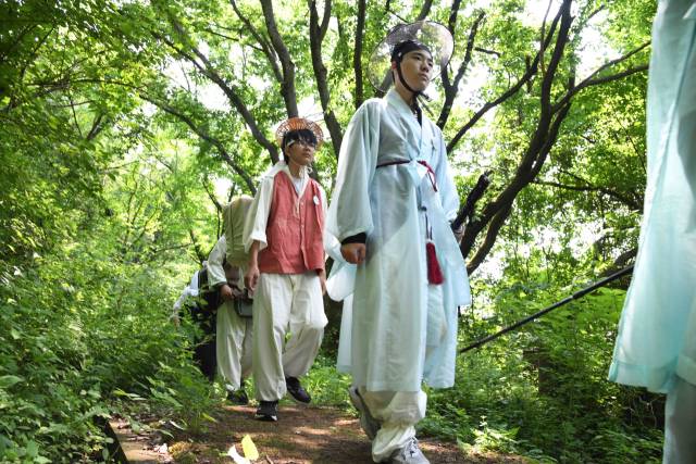 단종애사 대군길 걷기 행사에 참여한 시민들이 한복을 차려입고 역사속을 걷고 있다. 영주시 제공